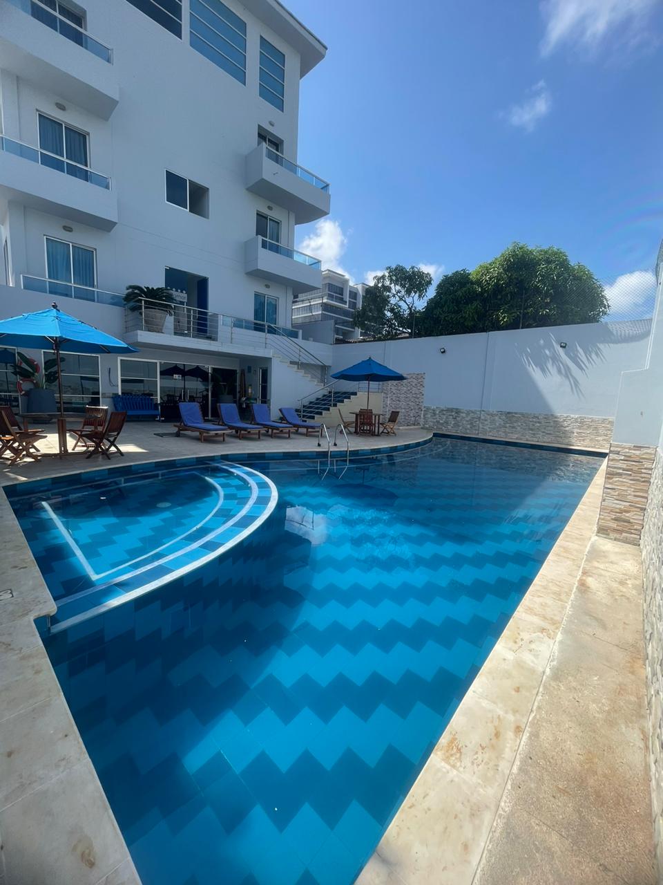 Fachada del Hotel Altamar Cartagena vista desde la piscina, mostrando la arquitectura moderna del hotel